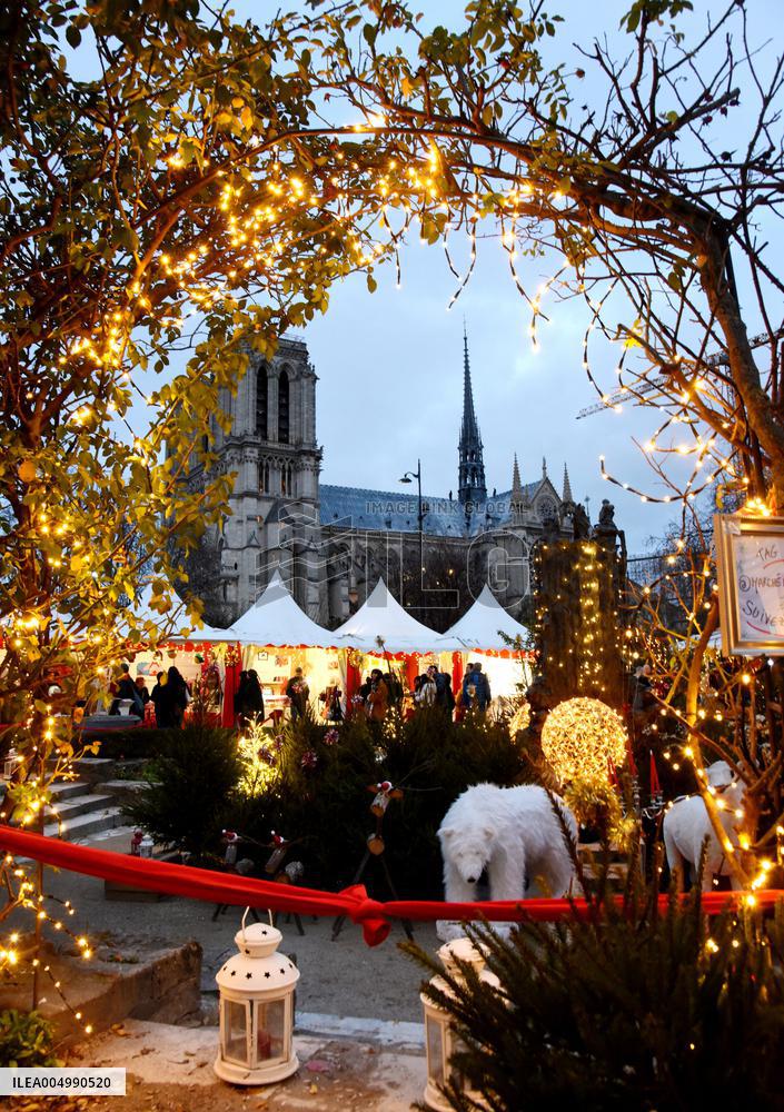 Christmas Market At Notre Dame de Paris - Paris