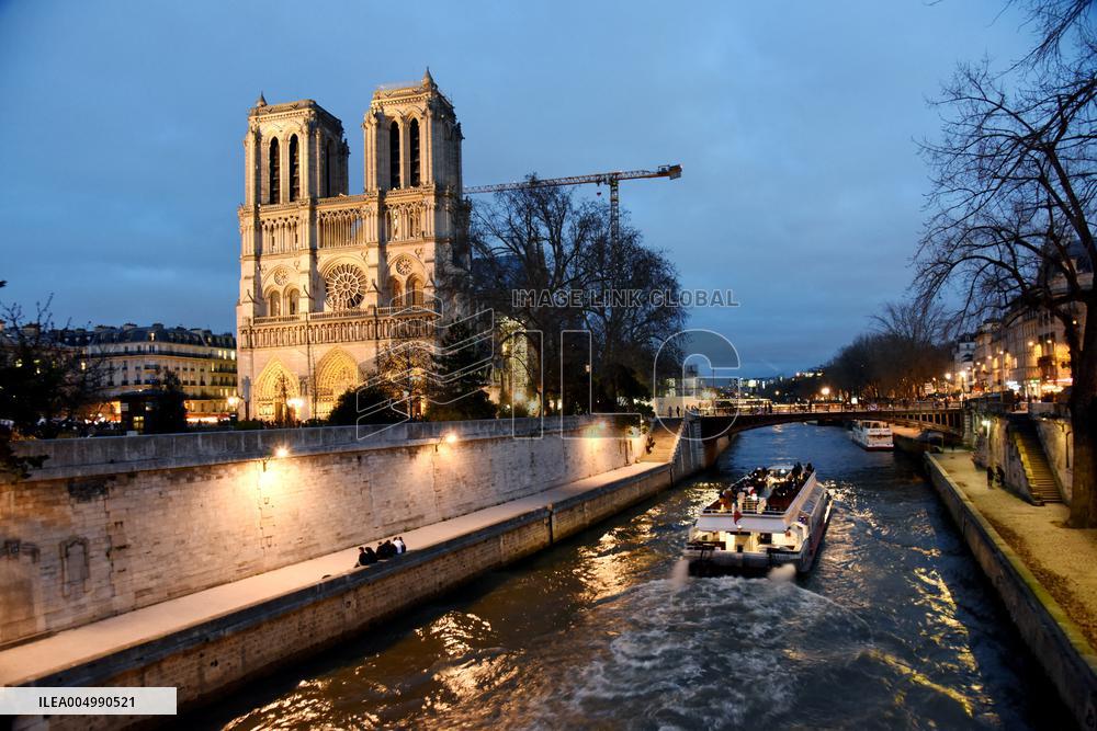 Christmas Market At Notre Dame de Paris - Paris