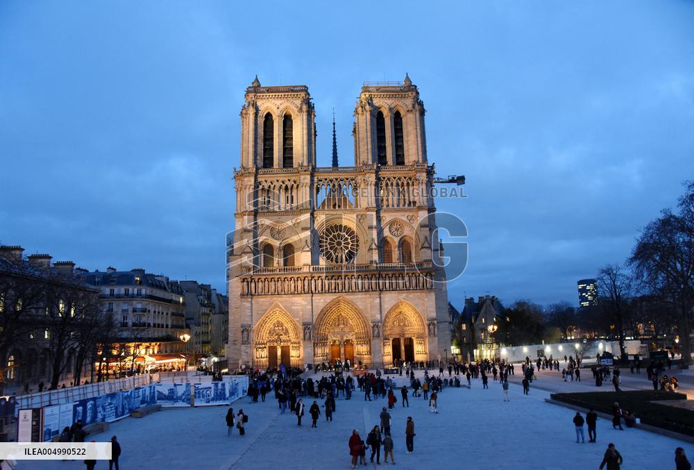 Christmas Market At Notre Dame de Paris - Paris