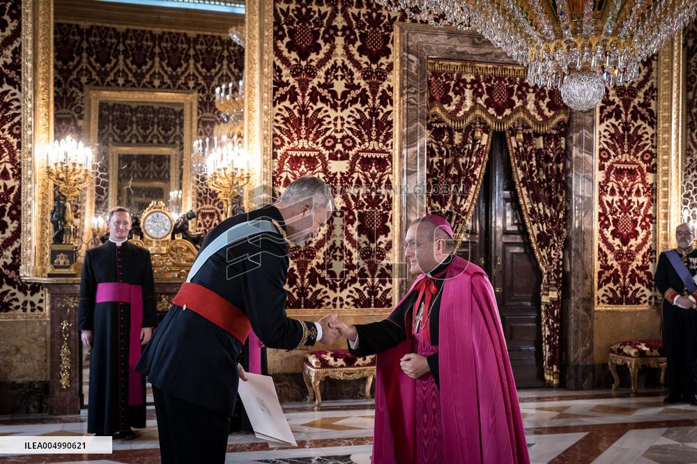 The King receives the Letters of Credence of the new ambassadors