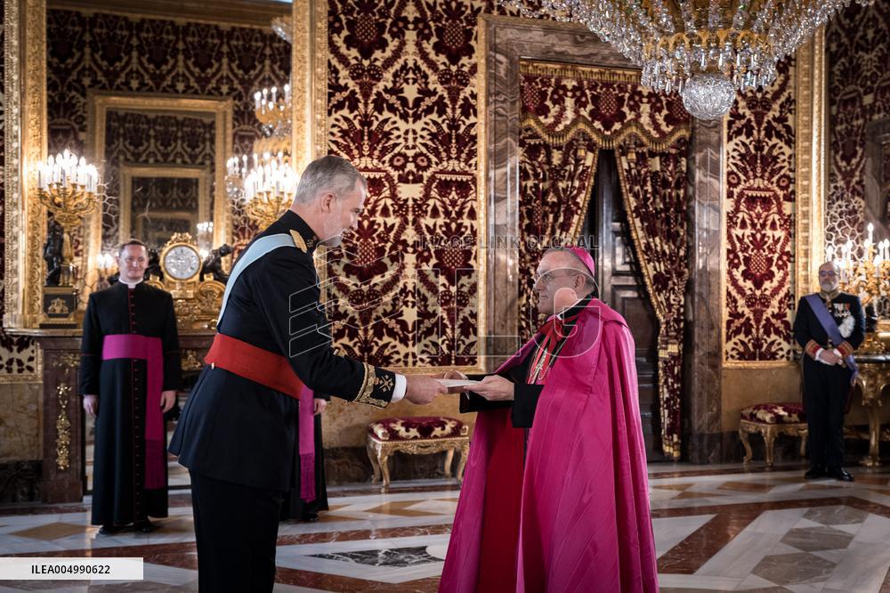 The King receives the Letters of Credence of the new ambassadors