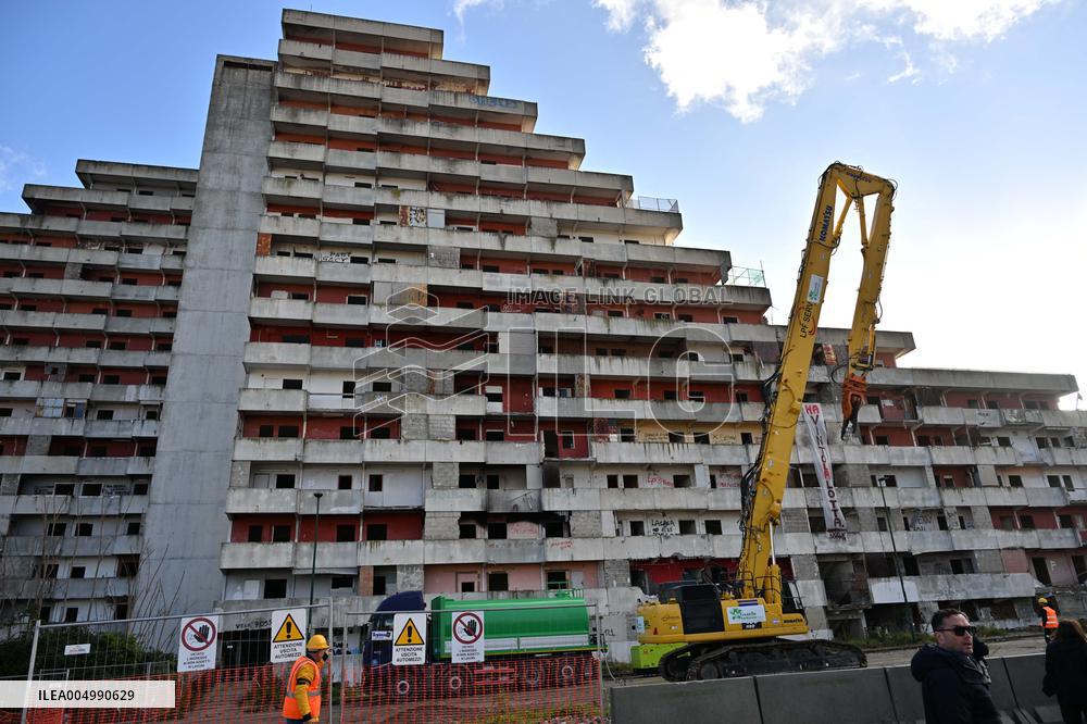 Demolition of the Vela Rossa begins in Scampia - Naples