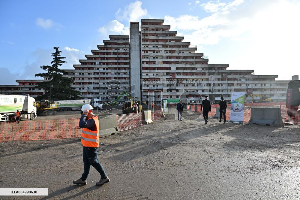 Demolition of the Vela Rossa begins in Scampia - Naples