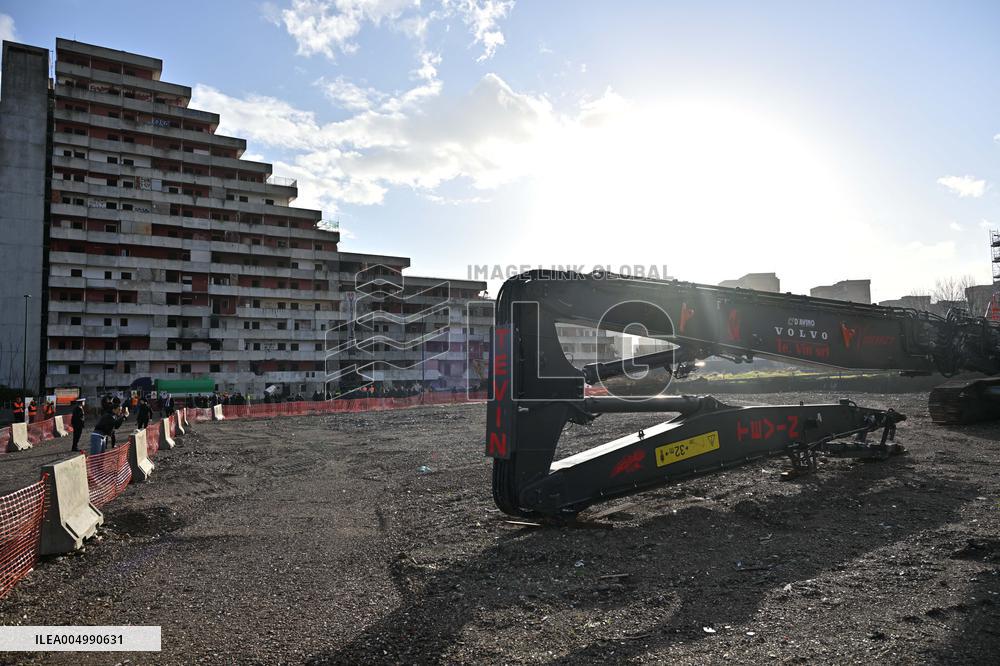 Demolition of the Vela Rossa begins in Scampia - Naples