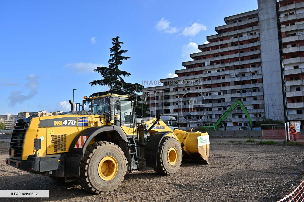 Demolition of the Vela Rossa begins in Scampia - Naples