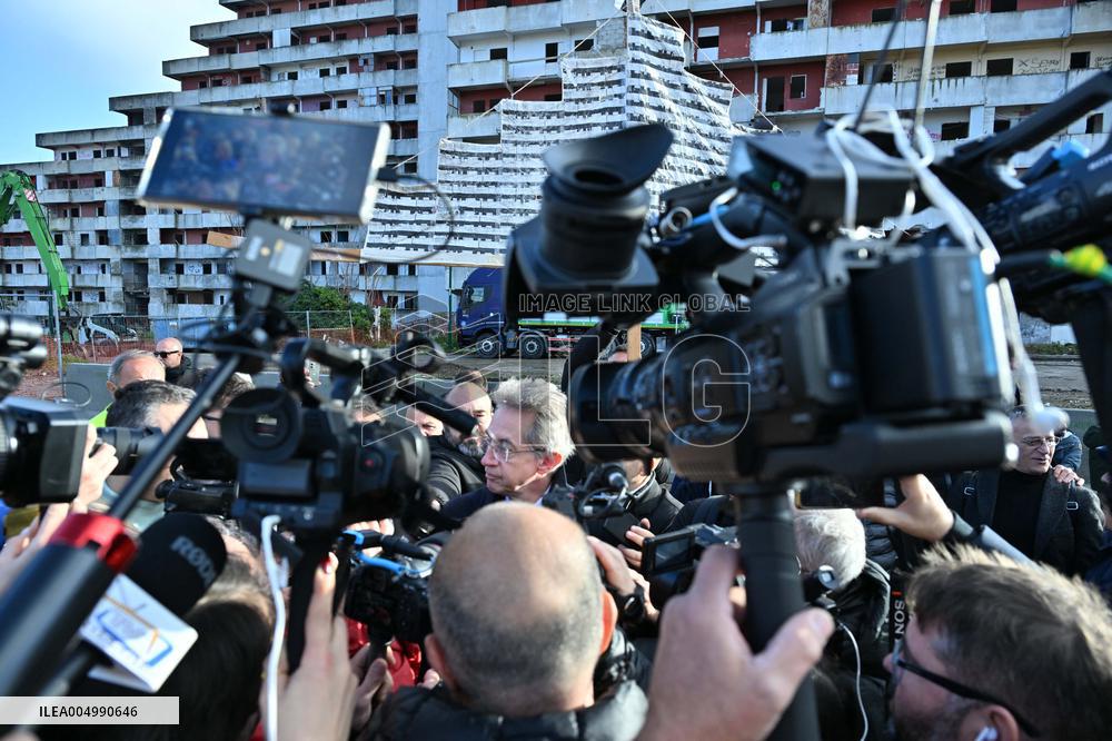 Demolition of the Vela Rossa begins in Scampia - Naples