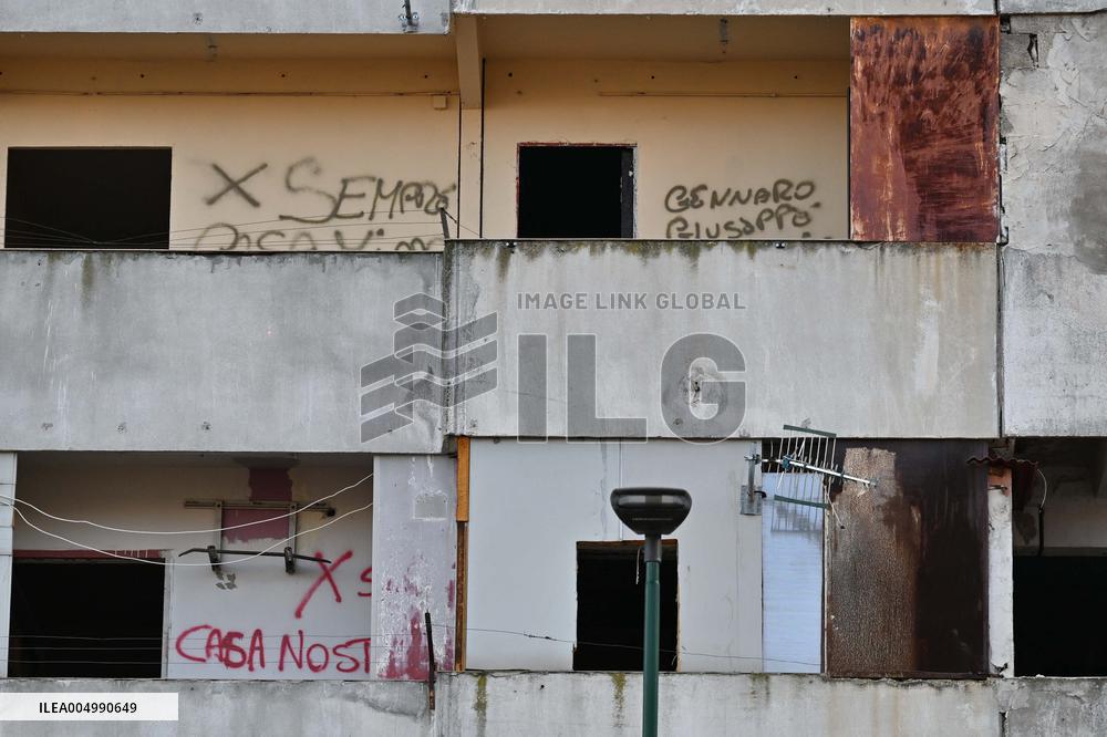 Demolition of the Vela Rossa begins in Scampia - Naples