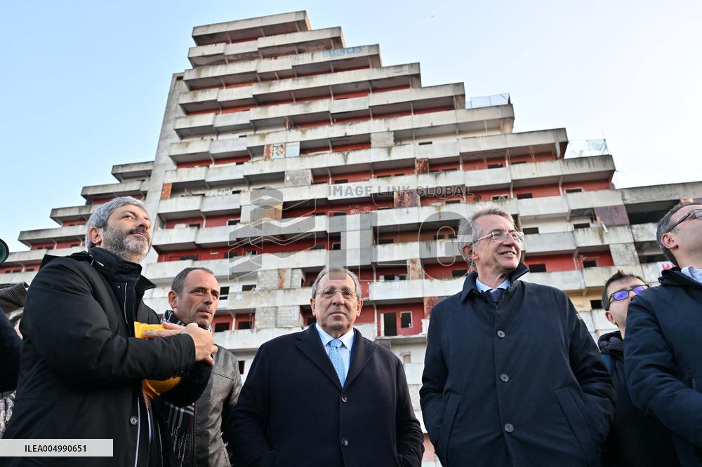 Demolition of the Vela Rossa begins in Scampia - Naples