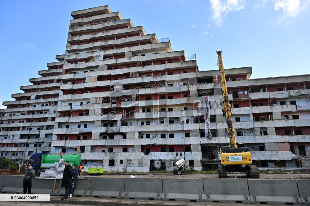 Demolition of the Vela Rossa begins in Scampia - Naples