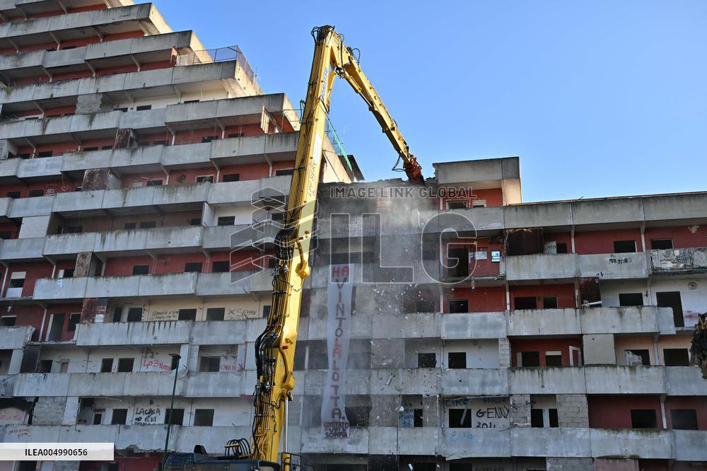 Demolition of the Vela Rossa begins in Scampia - Naples