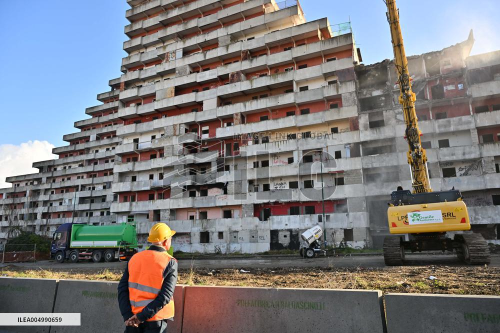 Demolition of the Vela Rossa begins in Scampia - Naples