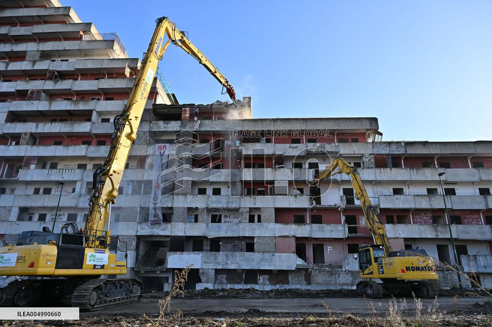 Demolition of the Vela Rossa begins in Scampia - Naples