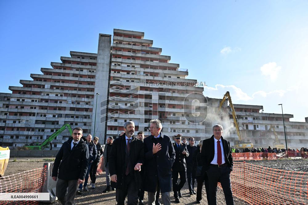 Demolition of the Vela Rossa begins in Scampia - Naples