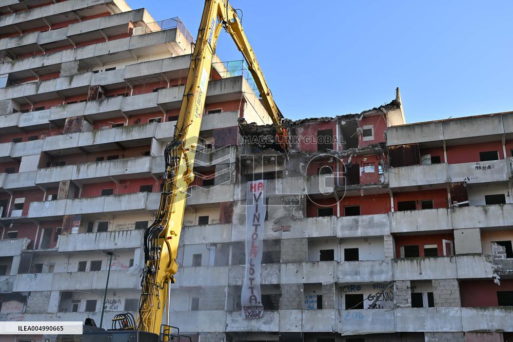 Demolition of the Vela Rossa begins in Scampia - Naples