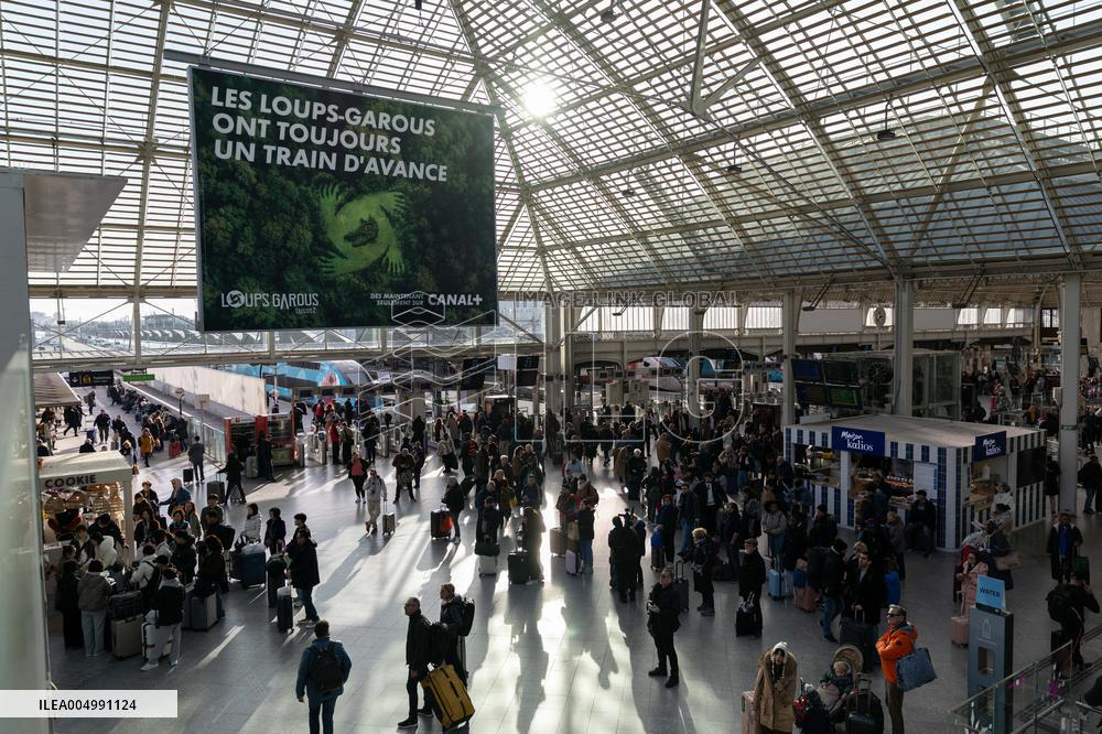 Illustration of the Gare de Lyon during the Christmas holiday departures - Paris AJ