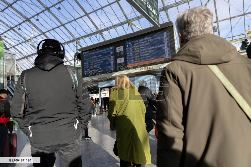 Illustration of the Gare de Lyon during the Christmas holiday departures - Paris AJ