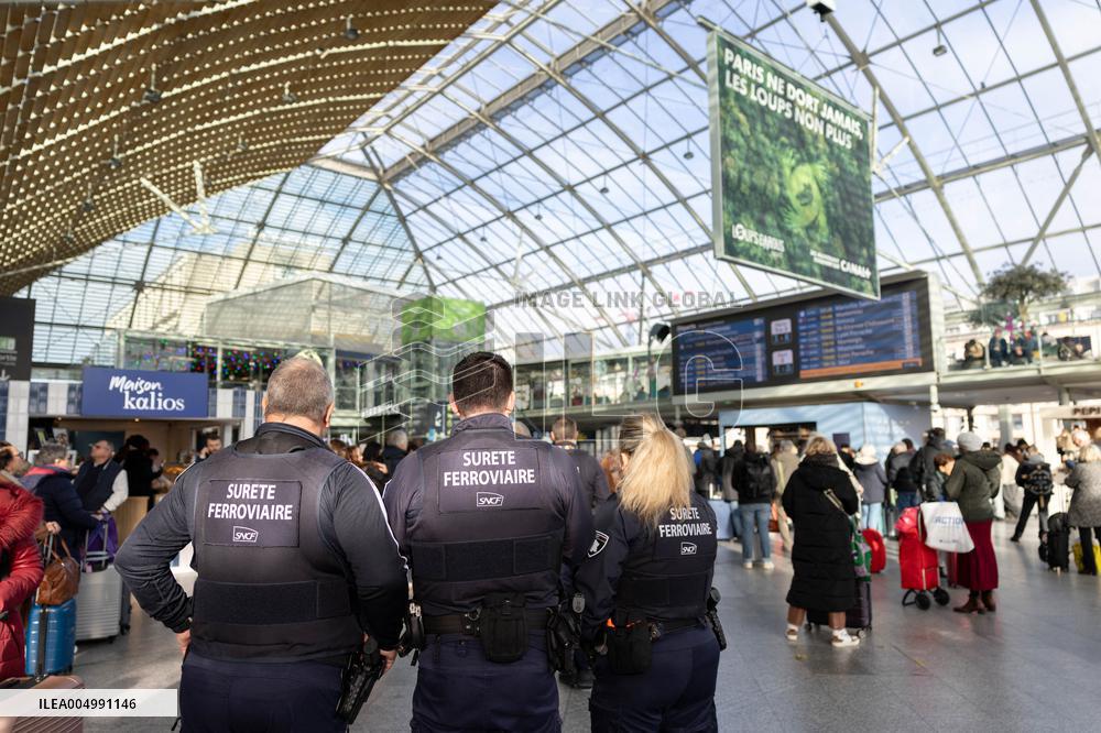 Illustration of the Gare de Lyon during the Christmas holiday departures - Paris AJ