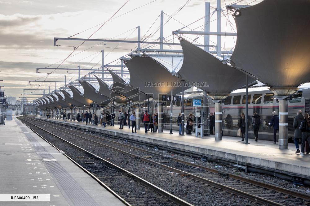 Illustration of the Gare de Lyon during the Christmas holiday departures - Paris AJ