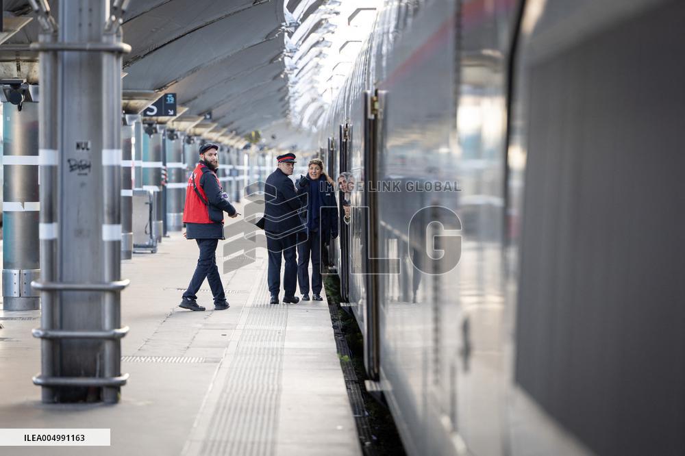 Illustration of the Gare de Lyon during the Christmas holiday departures - Paris AJ