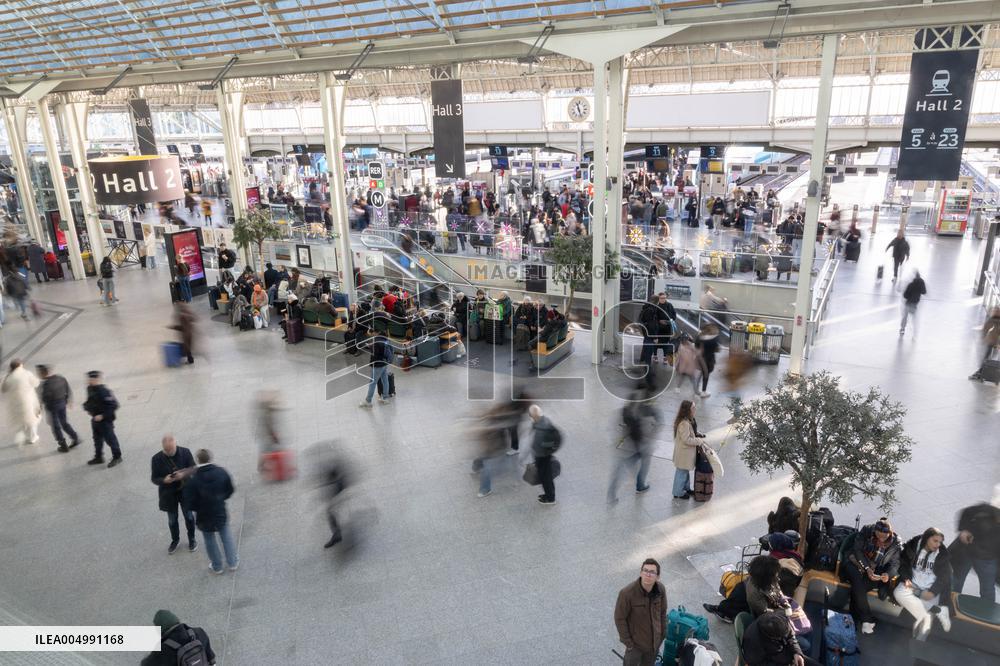 Illustration of the Gare de Lyon during the Christmas holiday departures - Paris AJ
