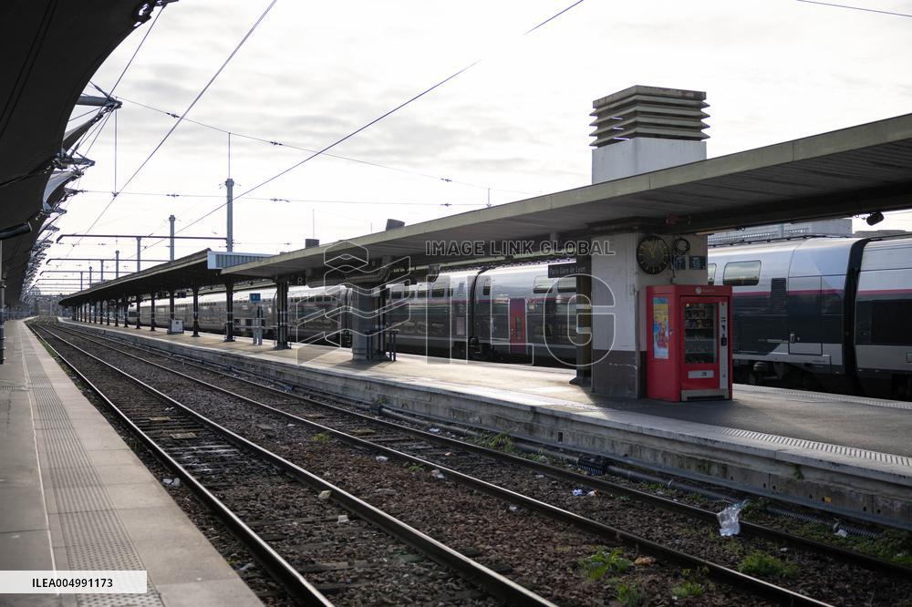 Illustration of the Gare de Lyon during the Christmas holiday departures - Paris AJ