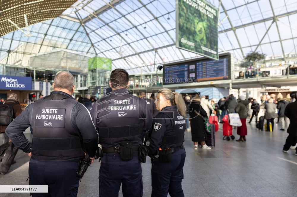 Illustration of the Gare de Lyon during the Christmas holiday departures - Paris AJ
