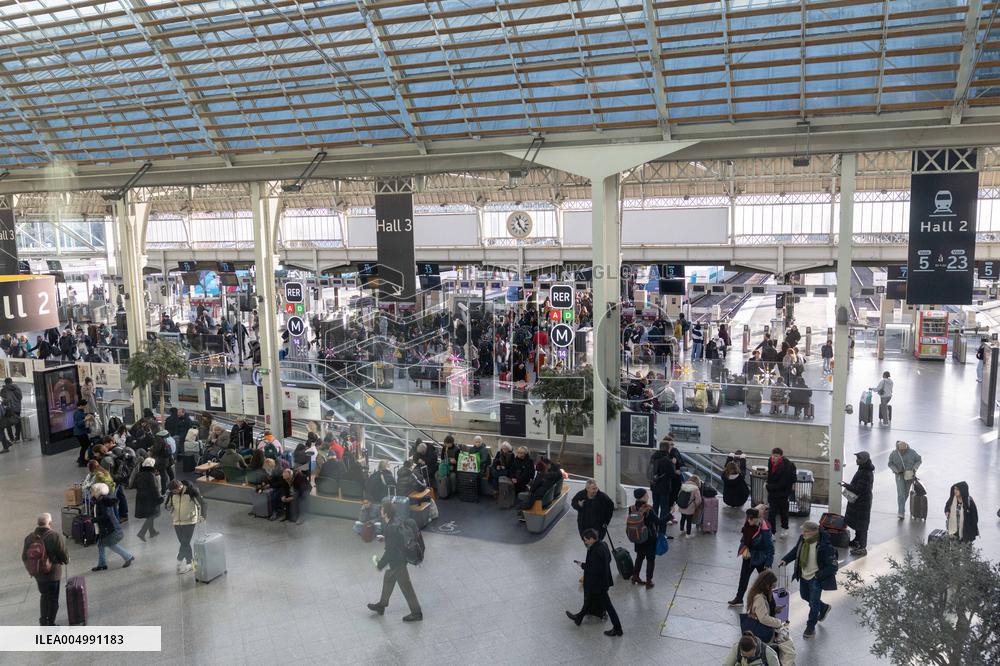 Illustration of the Gare de Lyon during the Christmas holiday departures - Paris AJ