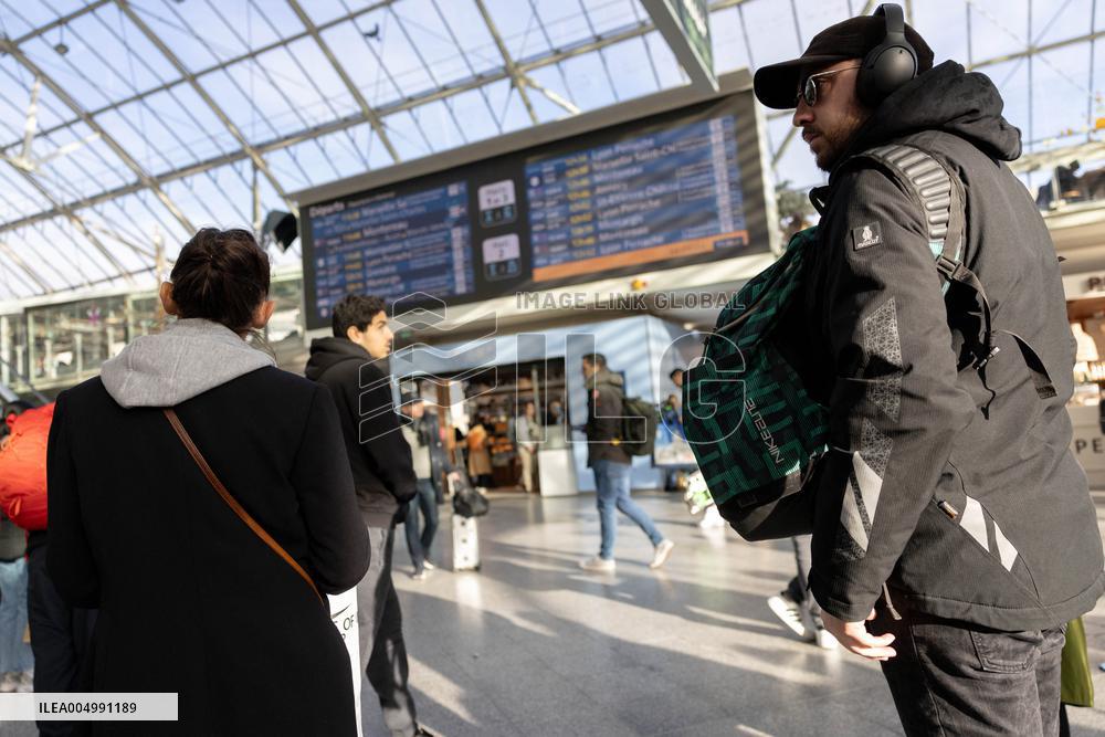 Illustration of the Gare de Lyon during the Christmas holiday departures - Paris AJ