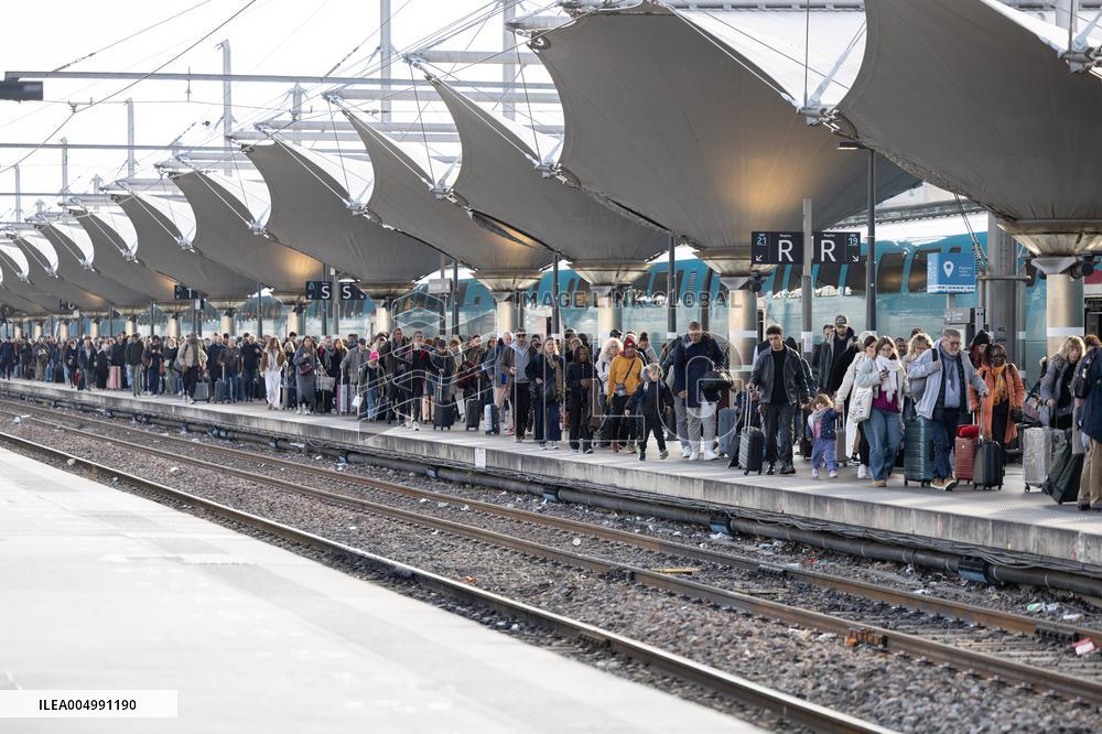 Illustration of the Gare de Lyon during the Christmas holiday departures - Paris AJ
