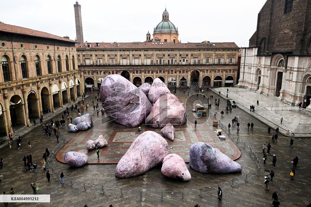 Giant Rocks Arrive in Piazza Maggiore - Bologna