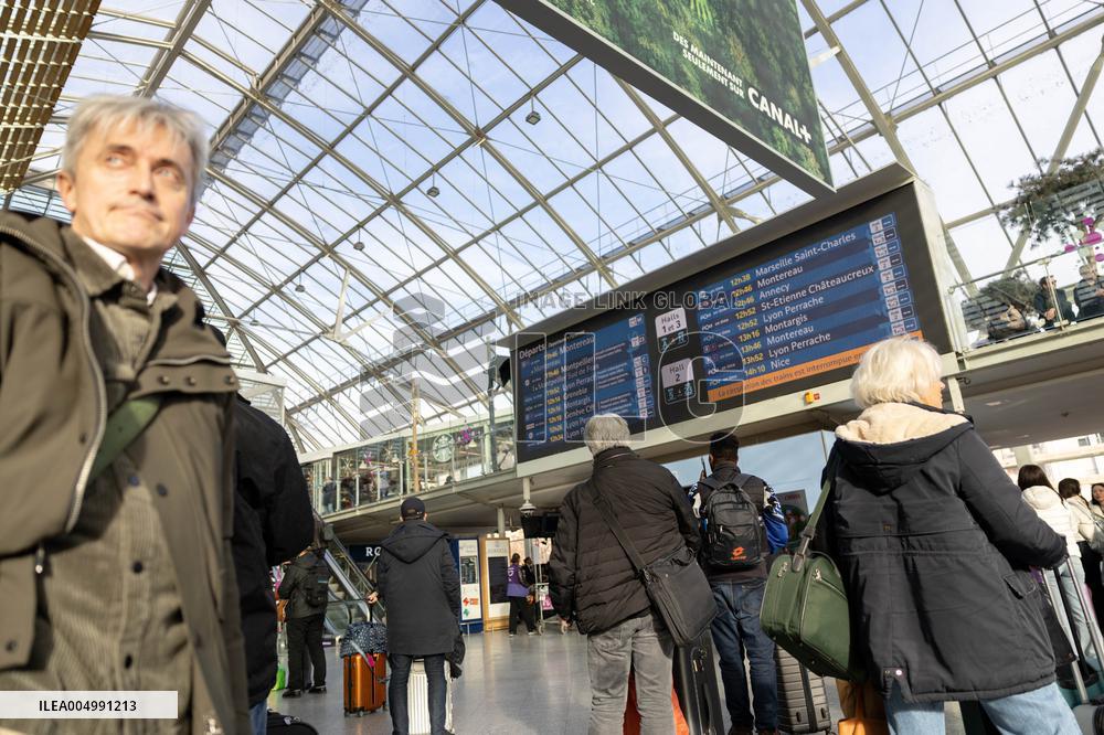 Illustration of the Gare de Lyon during the Christmas holiday departures - Paris AJ