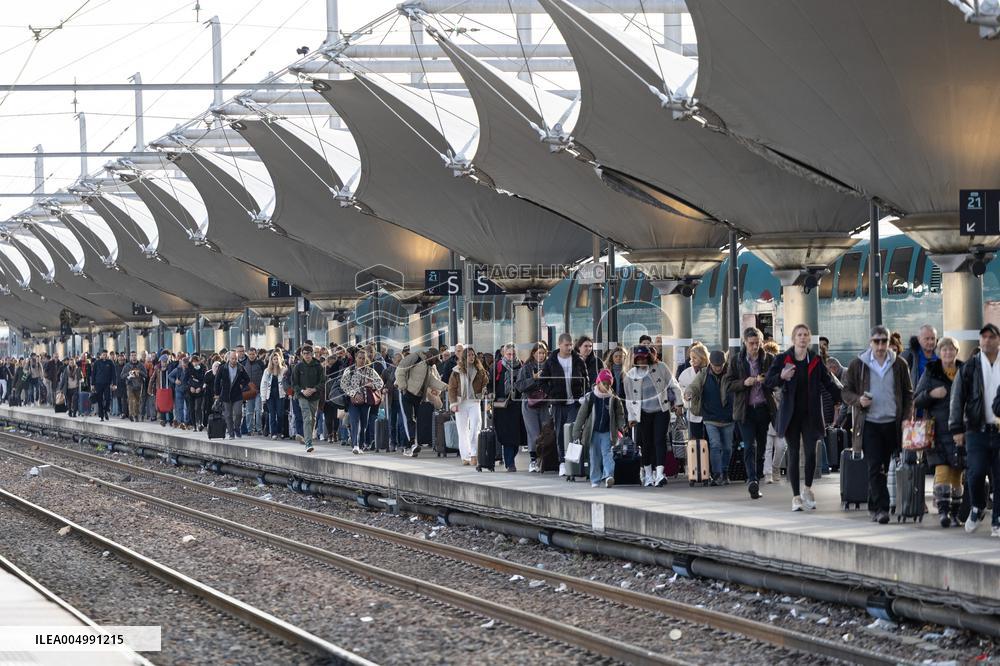 Illustration of the Gare de Lyon during the Christmas holiday departures - Paris AJ