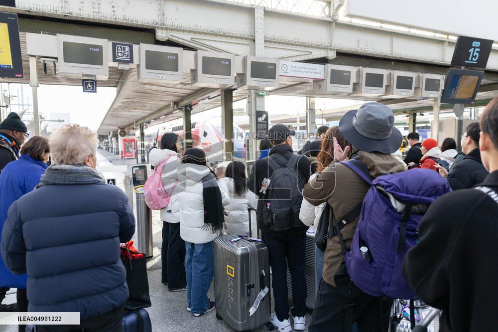 Illustration of the Gare de Lyon during the Christmas holiday departures - Paris AJ