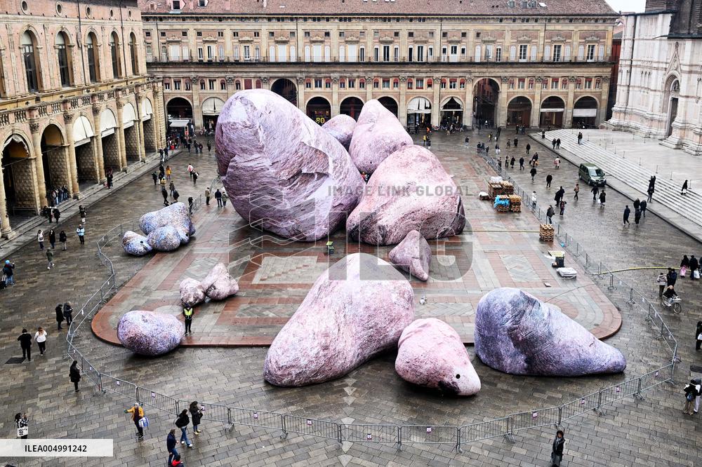 Giant Rocks Arrive in Piazza Maggiore - Bologna