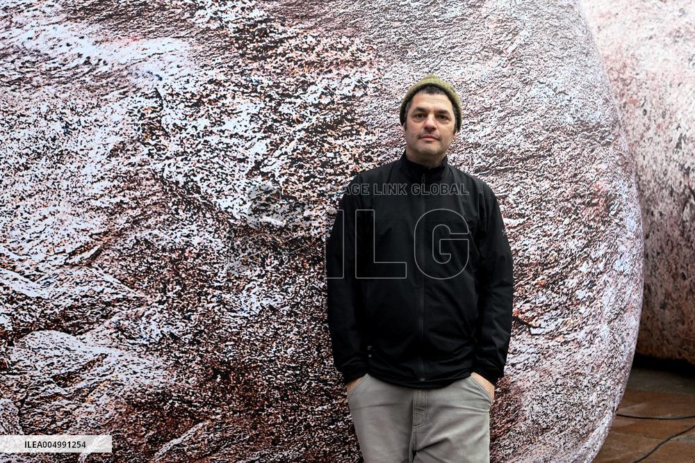 Giant Rocks Arrive in Piazza Maggiore - Bologna