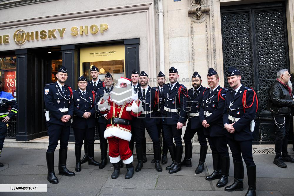 Motorcycle Police Distribute Gifts To Orphans - Paris