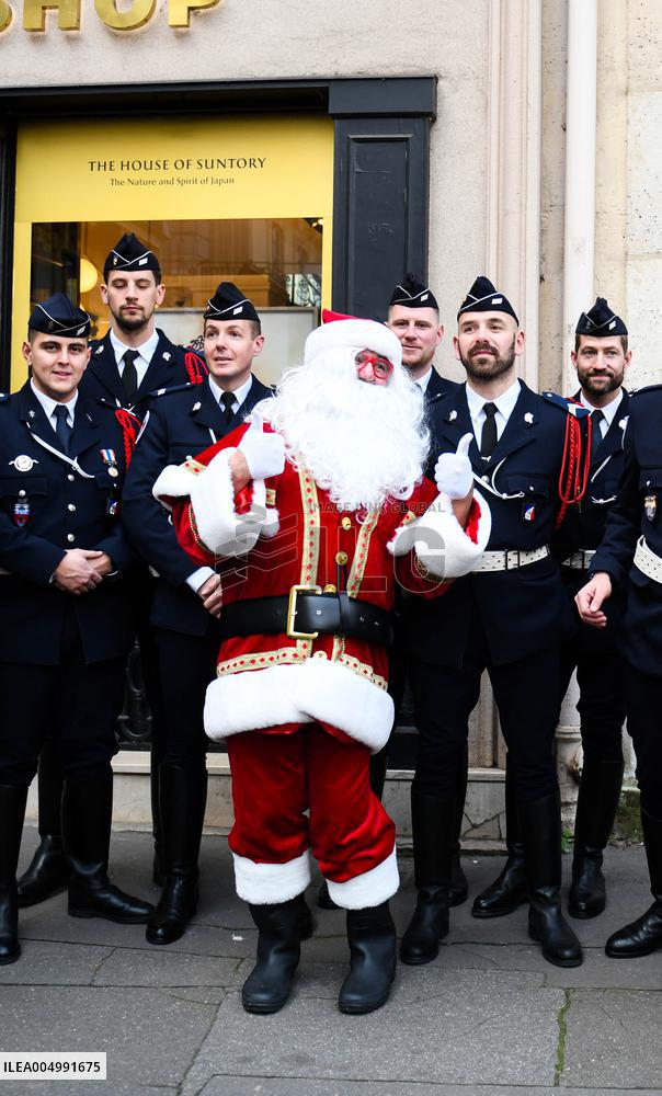 Motorcycle Police Distribute Gifts To Orphans - Paris