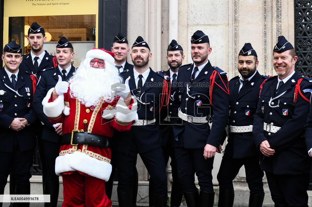 Motorcycle Police Distribute Gifts To Orphans - Paris