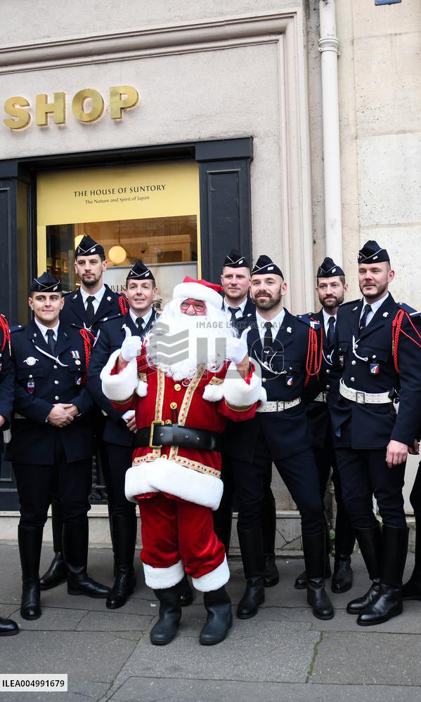 Motorcycle Police Distribute Gifts To Orphans - Paris