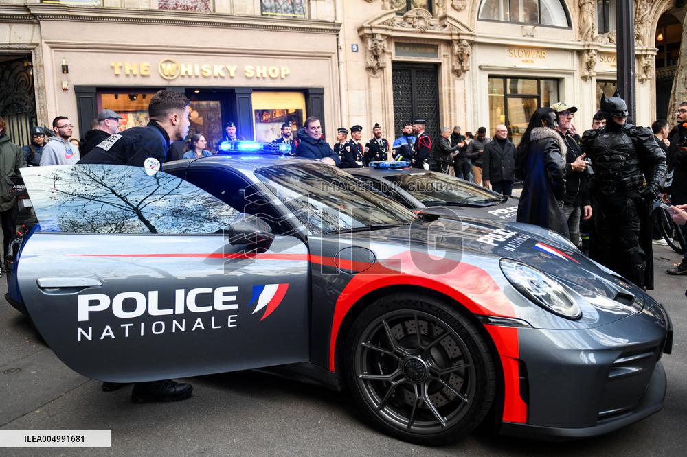 Motorcycle Police Distribute Gifts To Orphans - Paris