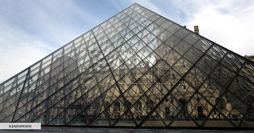 Illustrations - Louvre Museum - Paris