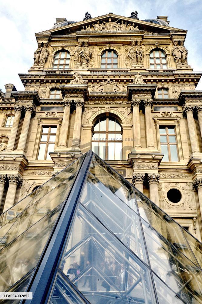 Illustrations - Louvre Museum - Paris