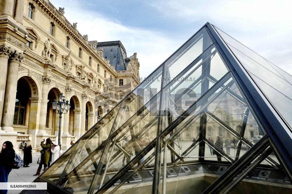 Illustrations - Louvre Museum - Paris