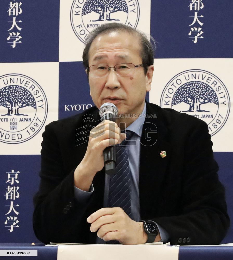 Novel laureate Kitagawa at press conference