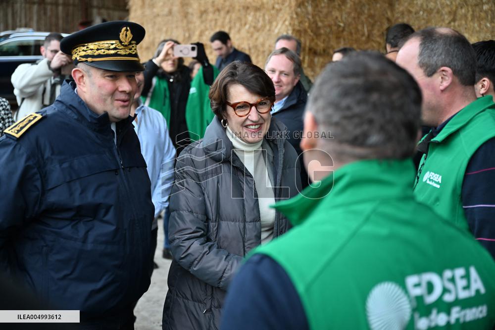 French Minister of Agriculture Visits A Farm - Yvelines