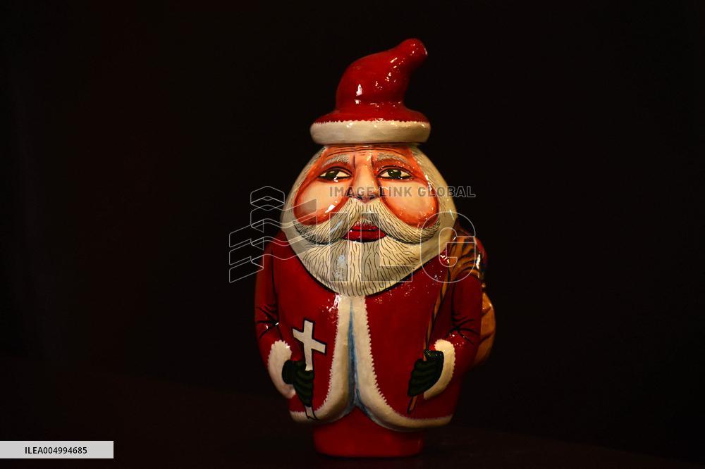 Production of Paper Mache Christmas Ornaments - India