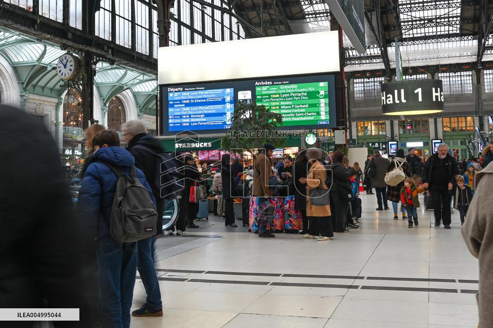 Christmas Holiday Travel Departures - Paris