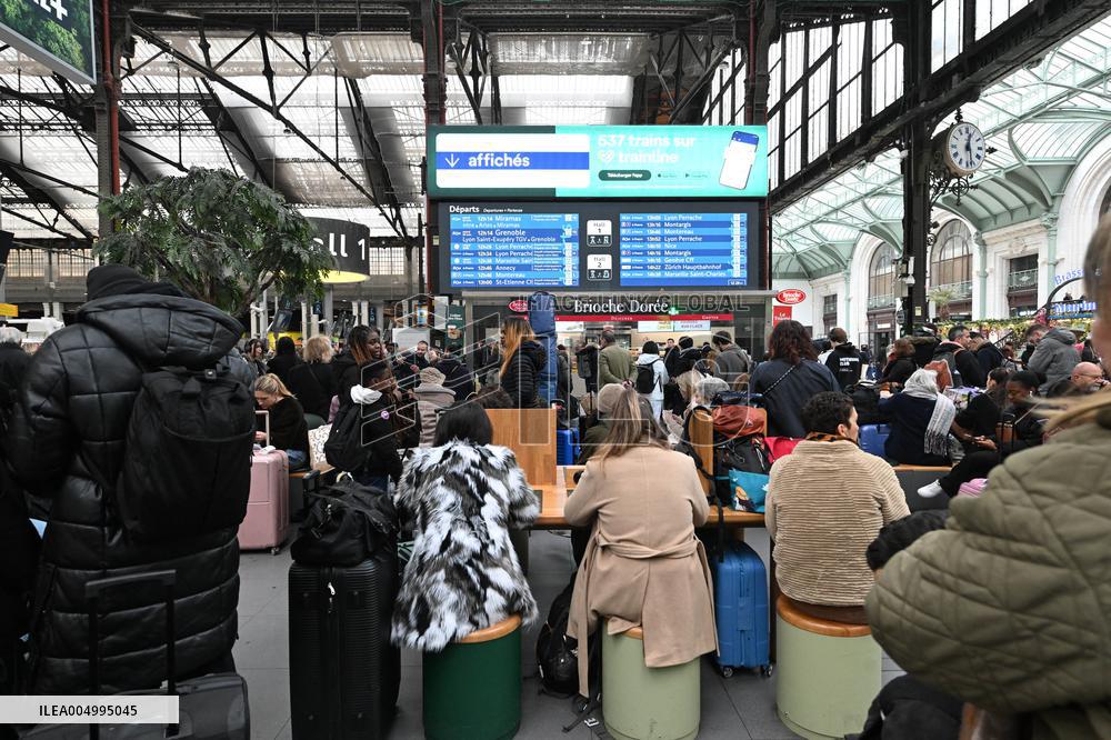 Christmas Holiday Travel Departures - Paris