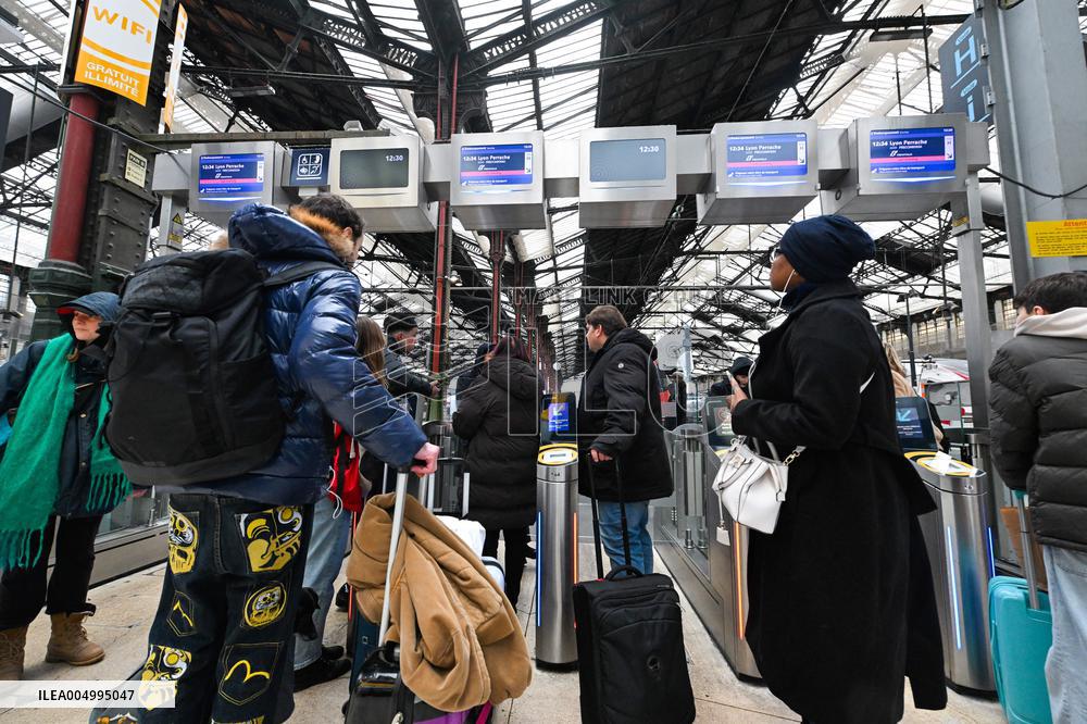 Christmas Holiday Travel Departures - Paris