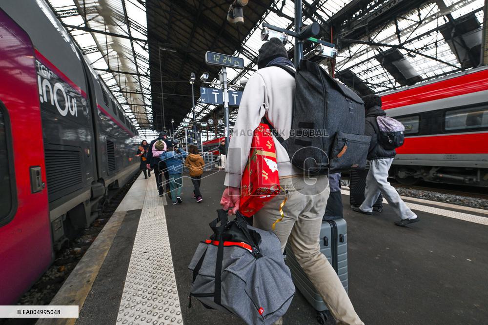 Christmas Holiday Travel Departures - Paris